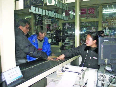 济宁汽车总站售票员张冉 疲惫留自己微笑对旅客