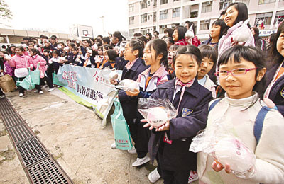 20是"人日",长者安居服务协会联同500名义工分批前往屯门安定村,友爱