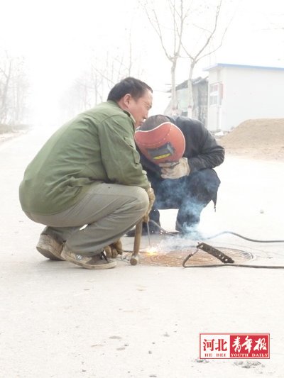 为防盗,井盖被焊死!