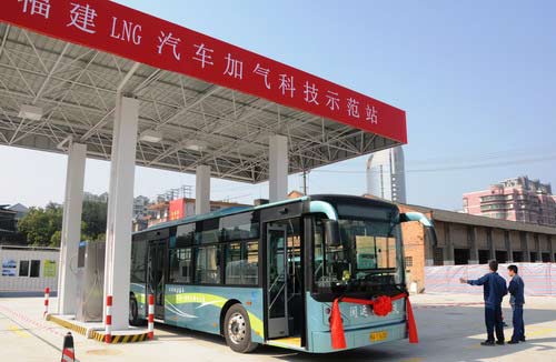 3月28日,lng公交车在加气站等待加气