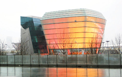 上海世博会台湾馆"山水心灯"昨(1)日宣告完工,兴建进度超出预期.