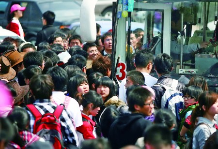 游客挤爆3路公交车三条线路调车驰援