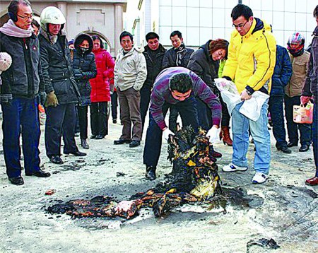 有官员在强制拆迁时私下放言:即使自焚,官员仕途也不会受丝毫影响.