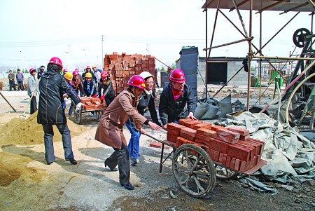 9日,章丘市住建委的30多名職工深入建築工地,和工人一起篩沙,搬磚,運