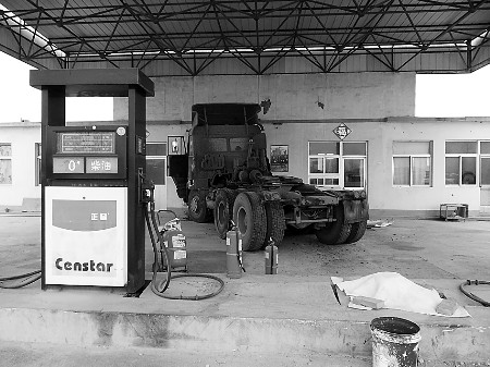 卡车撞断加油机汽油喷涌 日照一处加油站发生险情,幸亏处置及时未造成