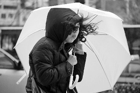 了一场小雨,最低气温降至10℃,市区最大风力达到了6级,天气频繁"变脸"