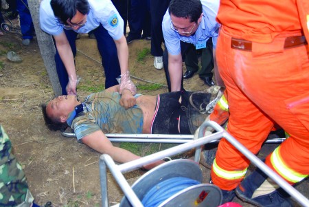 消防队员挖开机井将青年男子救出.姬生辉 陈建申 摄