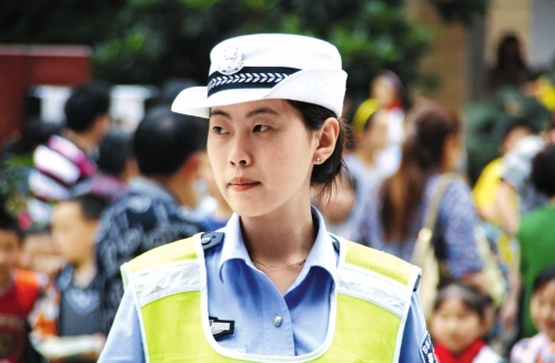 校门口交警姐姐成网络红人
