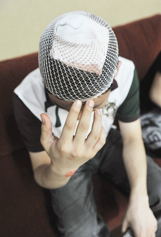 听隔壁说笑不爽 叫来哥们砸伤人