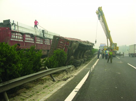 一辆装满镀锌钢管的大货车在京沪高速公路上海方向的568k处侧翻,30吨