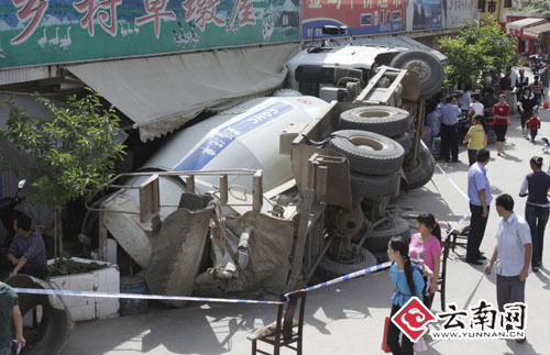 搅拌车侧翻餐馆旁 30多吨重量压塌地面