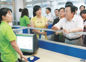 国家新闻出版总署副署长孙寿山一行,在省委宣传部常务副部长杨永山