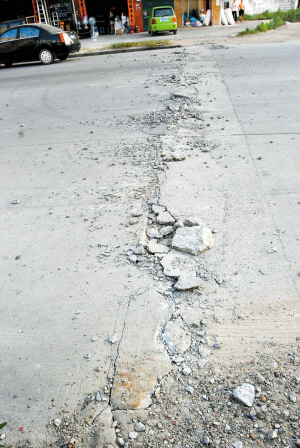 一声巨响 水泥地面炸裂