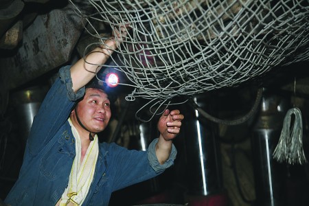 一盏矿灯照亮井下10年路 济能发集团阳城煤矿劳模潘兴喜速写