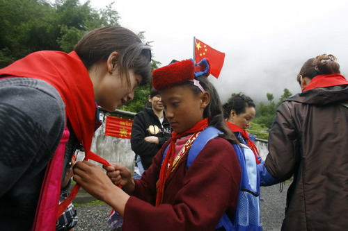 麻玛小学的孩子们收到长江日报山南爱心之旅的游客们赠送的书包