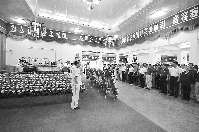 核心提示:7月18日上午8时30分,兰州市殡仪馆怀远厅庄严肃穆,社会各界