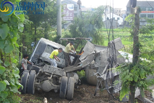 刹车失灵搅拌车冲入农田 差点撞上高压电线杆_新闻中心_新浪网