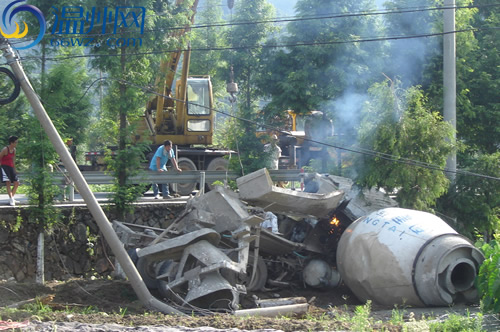 刹车失灵搅拌车冲入农田 差点撞上高压电线杆