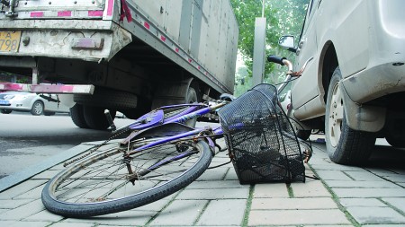 车祸现场,自行车仍躺在货车旁,主人已被送医院抢救.
