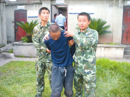 越狱跳墙瞬间武警一枪擦伤他大腿