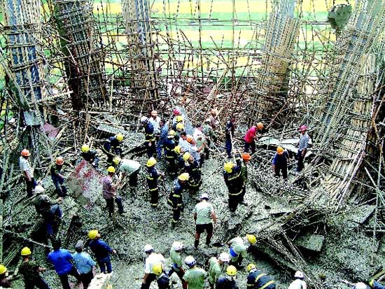 8日下午,滨州中海景区—在建工地二层楼面垮塌,四根立柱倒下.