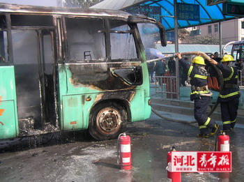 分,石市運河橋客運站內,一輛準備從石家莊發往保定安國的班車突然起火