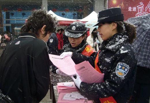 南昌鐵路公安局民警冒著風雪,在南昌火車站引導旅客購票乘車.肖勇 攝