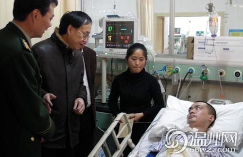 曹国旗部长探望救火英雄傅开其 称其贡献巨大