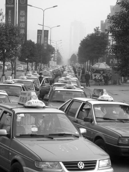 乐山出租车加气排长龙□市州书记市长动态乐山市长蒋辅义提出了缓解"