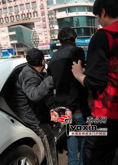 新疆乌鲁木齐市繁华商圈反扒民警天天值守打击街头扒窃