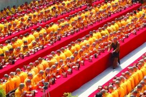 "佛门三宝"齐亮相,首批4000人瞻礼"千僧大斋"展盛况,耗千余斤食材