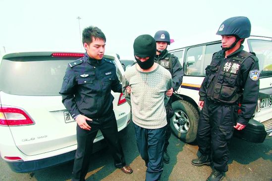 持枪绑匪落网!_新闻中心_新浪网