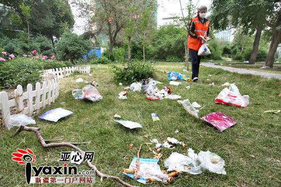 新疆乌鲁木齐市部分公园儿童节后变"垃圾场"