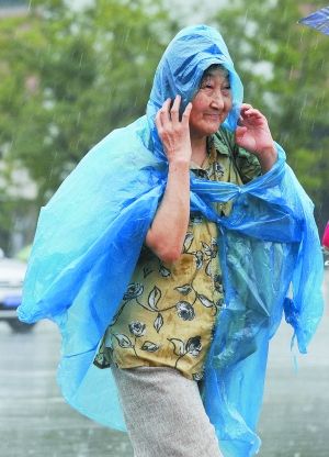 昨日早晨8时许,西单,一老人在雨中行走.本报记者 陈杰 摄