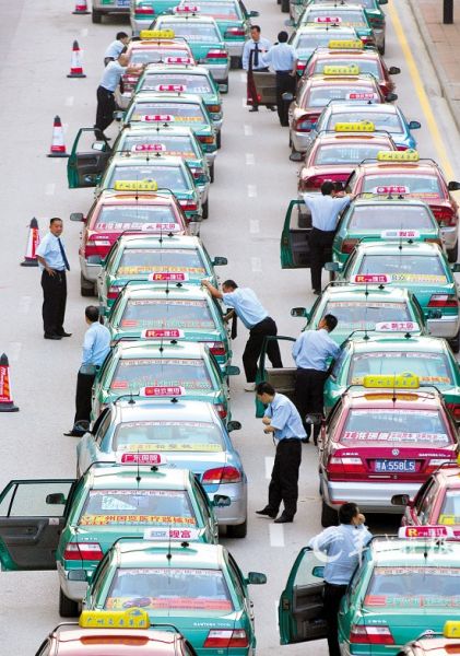 交易会期间,等待载客的出租车长龙