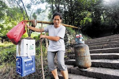 无论风雨,不计寒暑,这一挑就是17年,成了现在齐云山上惟一的女挑夫
