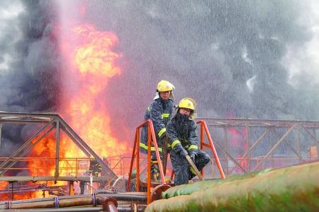 消防官兵奮勇救火