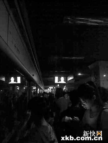 雷雨夜广州地铁月台停电 上百乘客秩序井然