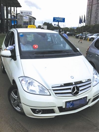 顶灯空车灯一应俱全奔驰卖萌扮出租车