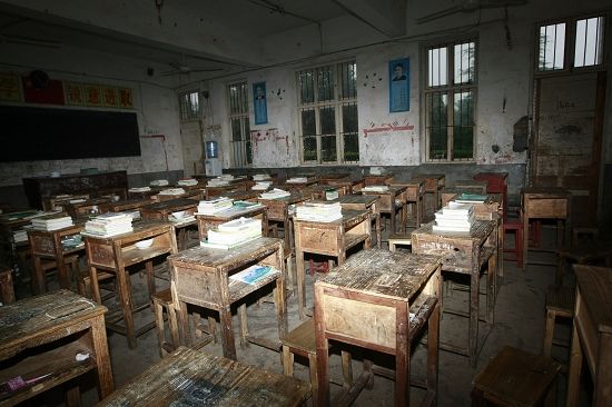 江,救援人员在沉船水域搜寻失踪者(上图);邵阳县塘田市镇中学一间教室