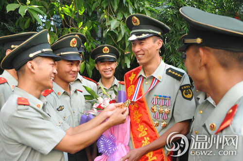 溫州武警許越峰被授予