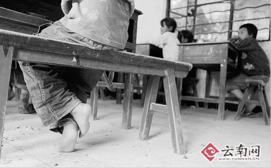 多数小孩打着光脚上课 黄兴能 摄