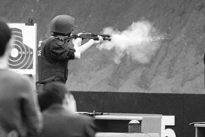 展绝活 女警官玩转枪支新名堂