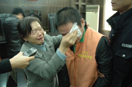 克隆出租车司机当庭痛哭:我错了,"想跟被撞交警说声对不起"