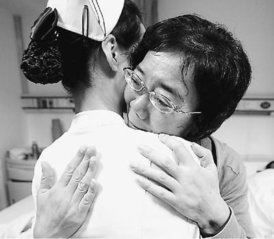 见到救了自己一命的护士肖芳,王素芬(右)激动地与她拥抱.