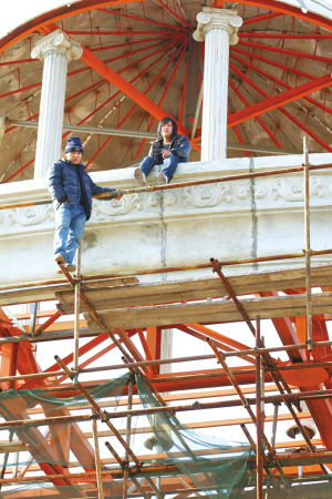 "最帅记者"再出马四楼顶劝下讨薪工人