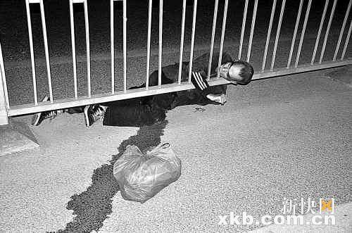 老人钻护栏脑袋被卡住