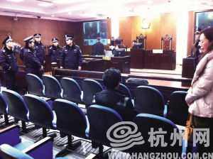 法庭宣判后，吴英的父亲、妹妹久久不愿离去。
