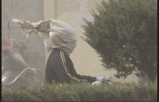 新疆哈密大风吹倒新砌墙 5名避风工人被压身亡