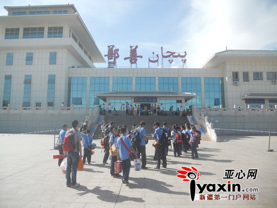 孩子们背着行囊从鄯善火车站出发去看海